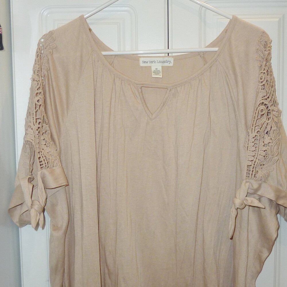 MINT! New York Laundry High Lo Tunic With Crocheted Style Sleeves 3X